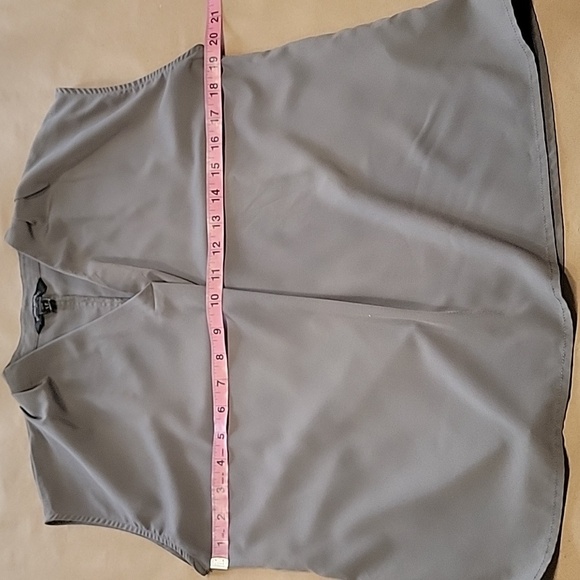 Banana Republic Petite Size S Gray V Neck Blouse, Excellent Used Condition - Picture 6 of 11